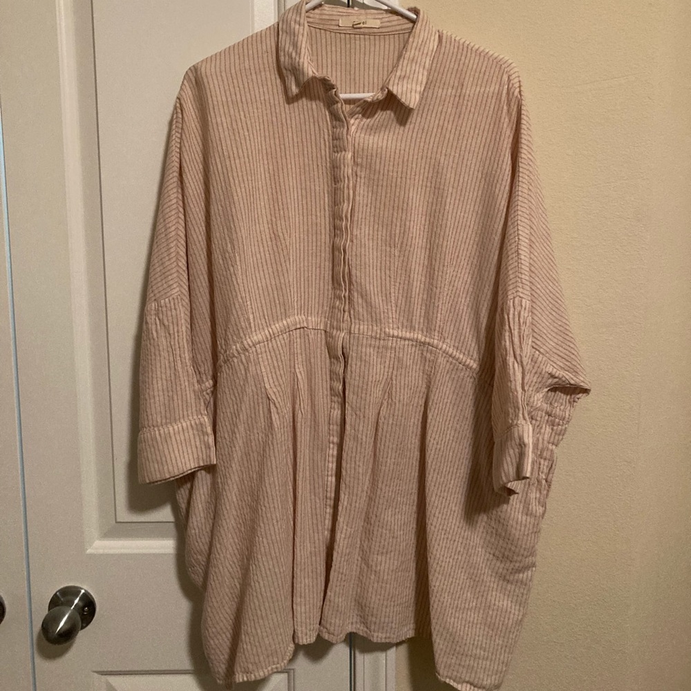 Easel, oversized short sleeve shirt with cinched waist. Size M